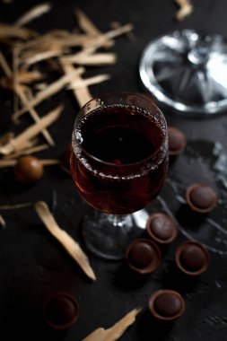 şarap, çikolata ve meyve karanlık bir arka plan üzerinde gözlük
