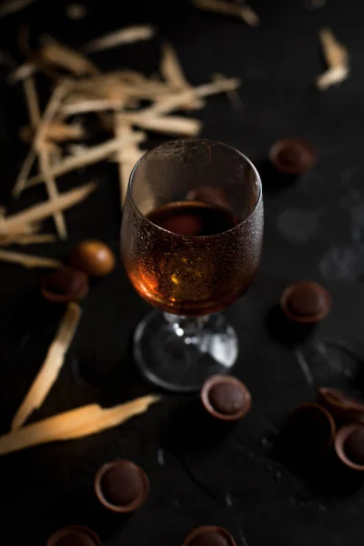 와인, 초콜릿, 어두운 배경에서 과일와 안경 — 스톡 사진