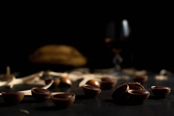 Copos com vinho, chocolate e frutas em um fundo escuro — Fotografia de Stock