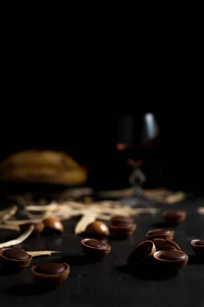 Glasses with wine, chocolate and fruit on a dark background — Stock Photo, Image