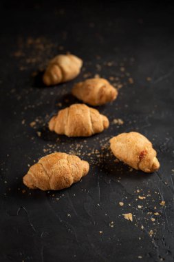 karanlık bir arka plan üzerinde kırıntısı ile birkaç tüm ay çöreği