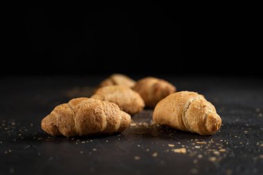 karanlık bir arka plan üzerinde kırıntısı ile birkaç tüm ay çöreği