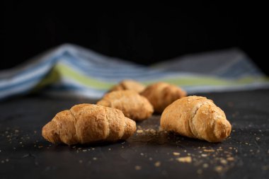 kırıntıları ve karanlık bir arka plan üzerine bir havlu ile birkaç tüm ay çöreği
