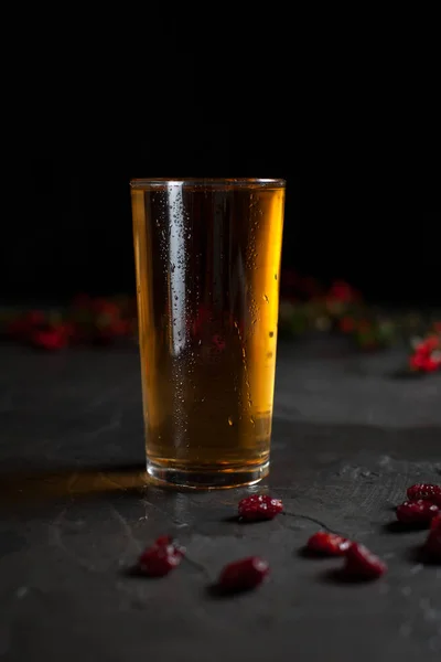 Szklankę świeżego soku z winogron i oddział z czerwone jagody na ciemnym tle — Zdjęcie stockowe