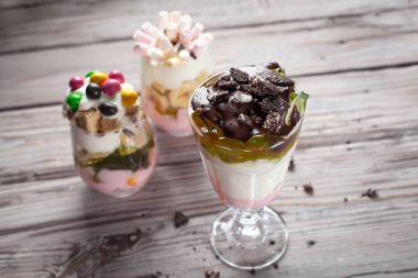 Tatlılar gri bir ahşap zemin üzerine gözlük ile tatlılar