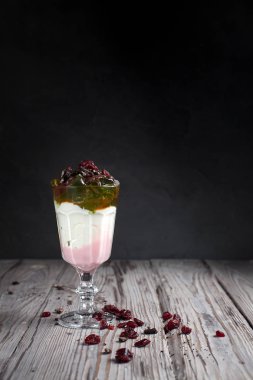 tatlı jöle, çikolata ve çilek gri bir ahşap zemin üzerine