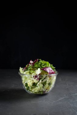 taze vejetaryen Detoks karanlık bir arka plan üzerinde Zeytinyağlı yeşil salata