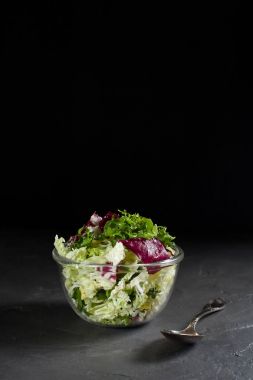 taze vejetaryen Detoks karanlık bir arka plan üzerinde Zeytinyağlı yeşil salata