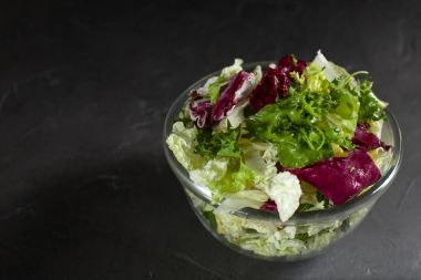 taze vejetaryen Detoks karanlık bir arka plan üzerinde Zeytinyağlı yeşil salata