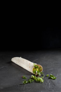 Zeytin yağı ve koyu arka plan üzerinde baharat otlar ile silindir Mini değirmenler