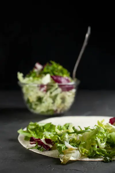新鲜素食排毒沙拉与绿色与橄榄油和苹塔面包与绿色在黑暗的背景 — 图库照片