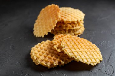 yuvarlak taze gözleme yığın karanlık bir arka plan üzerinde