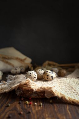 ahşap bir masa üzerinde peçeteye bıldırcın yumurtası