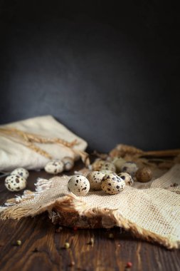 ahşap bir masa üzerinde peçeteye bıldırcın yumurtası