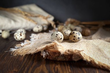 ahşap bir masa üzerinde peçeteye bıldırcın yumurtası