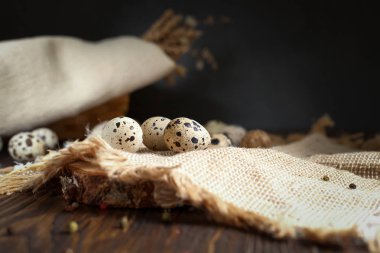 ahşap bir masa üzerinde peçeteye bıldırcın yumurtası