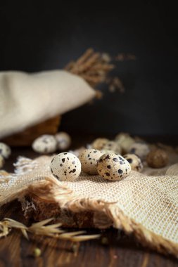 ahşap bir masa üzerinde peçeteye bıldırcın yumurtası