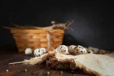 ahşap bir masa üzerinde peçeteye bıldırcın yumurtası