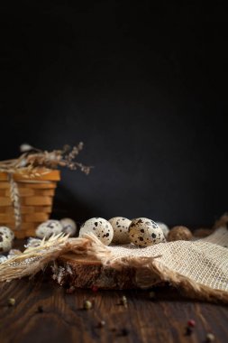 ahşap bir masa üzerinde peçeteye bıldırcın yumurtası