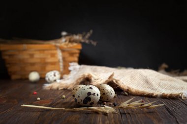 ahşap bir masa üzerinde peçeteye bıldırcın yumurtası