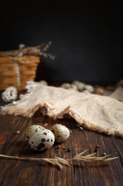 ahşap bir masa üzerinde peçeteye bıldırcın yumurtası