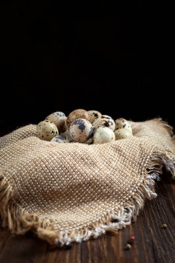 ahşap bir masa üzerinde peçeteye bıldırcın yumurtası