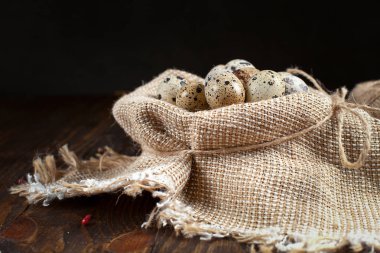 ahşap bir masa üzerinde peçeteye bıldırcın yumurtası