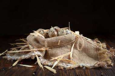 ahşap bir masa üzerinde peçeteye bıldırcın yumurtası