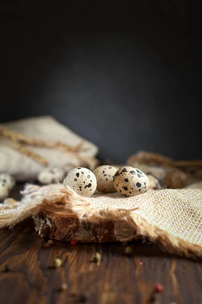 Ovos de codorna em um guardanapo em uma mesa de madeira — Fotografia de Stock