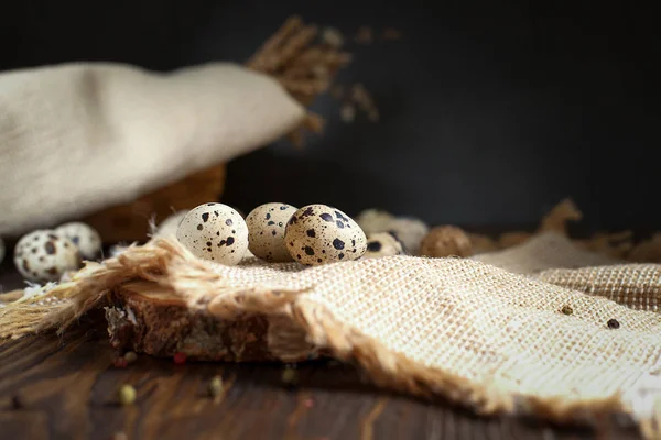 ahşap bir masa üzerinde peçeteye bıldırcın yumurtası