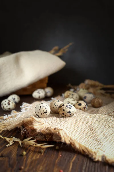 Ovos de codorna em um guardanapo em uma mesa de madeira — Fotografia de Stock