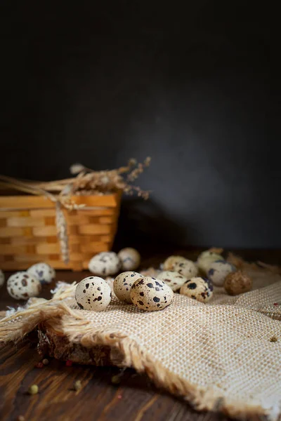 ahşap bir masa üzerinde peçeteye bıldırcın yumurtası