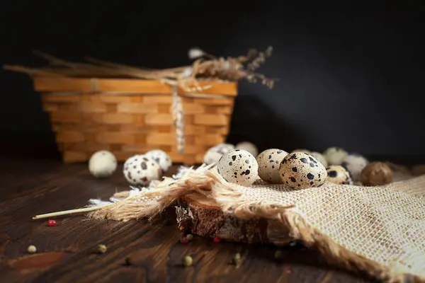 ahşap bir masa üzerinde peçeteye bıldırcın yumurtası