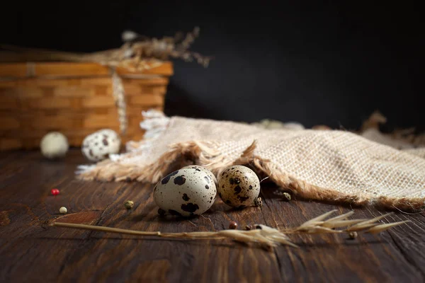 ahşap bir masa üzerinde peçeteye bıldırcın yumurtası