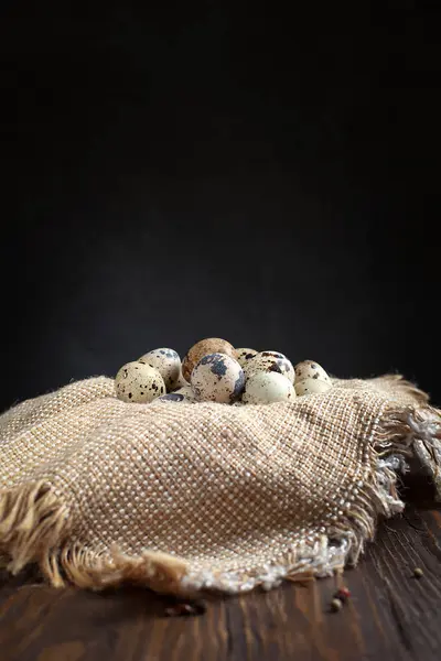 Ovos de codorna em um guardanapo em uma mesa de madeira — Fotografia de Stock