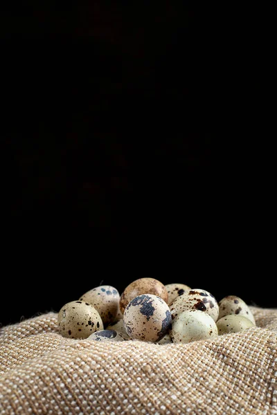 Œufs de caille sur une serviette sur une table en bois — Photo