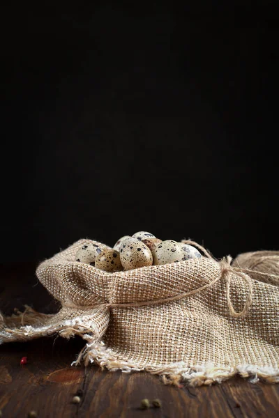 Ovos de codorna em um guardanapo em uma mesa de madeira — Fotografia de Stock