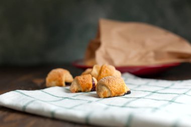 koyu ahşap bir masa üzerinde doldurma berry ile bisküvi