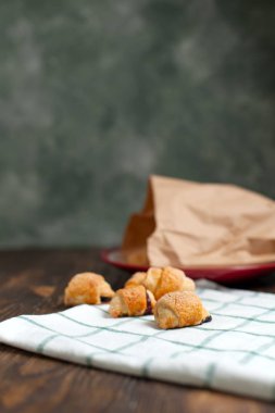 koyu ahşap bir masa üzerinde doldurma berry ile bisküvi