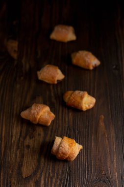 koyu ahşap bir masa üzerinde doldurma berry ile bisküvi