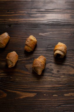 koyu ahşap bir masa üzerinde doldurma berry ile bisküvi