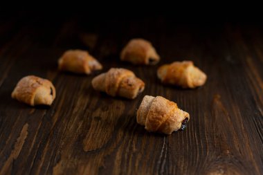 koyu ahşap bir masa üzerinde doldurma berry ile bisküvi