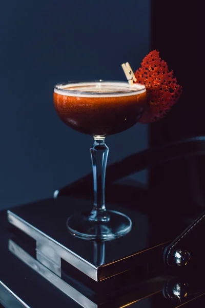 Koktejl se zlatem na tmavém pozadí s ovocem čipy — Stock fotografie