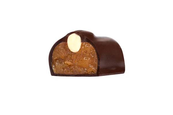 Schokolade Makroaufnahme mit Nüssen und köstlicher Füllung auf weißem Hintergrund, isoliert — Stockfoto