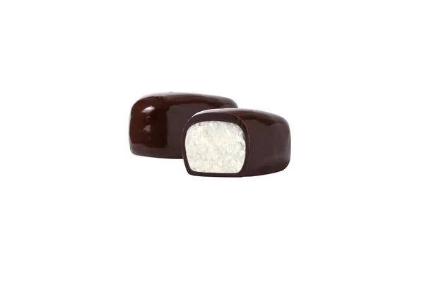 Bala de chocolate macro shot com nozes e delicioso enchimento no fundo branco, isolados — Fotografia de Stock