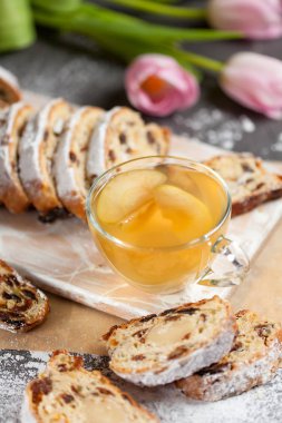 Tatlılar, Kuru üzüm ve pudra şekeri ile serpilir şekerlenmiş meyve ile kek fırından yeni çıkmış sıcak bir içecek ile elma üzerinde gri bir masa ile pembe laleler