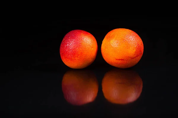 검은 나무 테이블에 두 개의 오렌지 — 스톡 사진