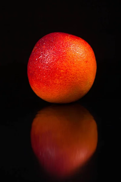 Naranja sobre fondo negro —  Fotos de Stock