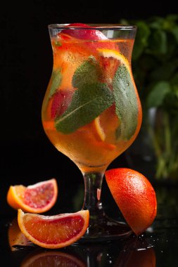 Aperatif votka, portakal suyu ve nane ile. Seçici odak. Klasik tornavida kokteyl içki. Yaz ferahlık