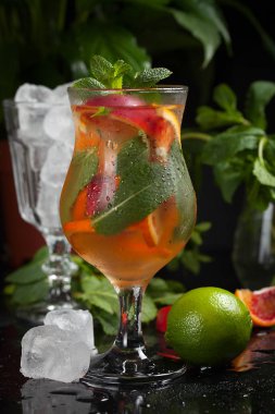 Taze yaz soğuk turuncu limon ve nane ile kokteyl